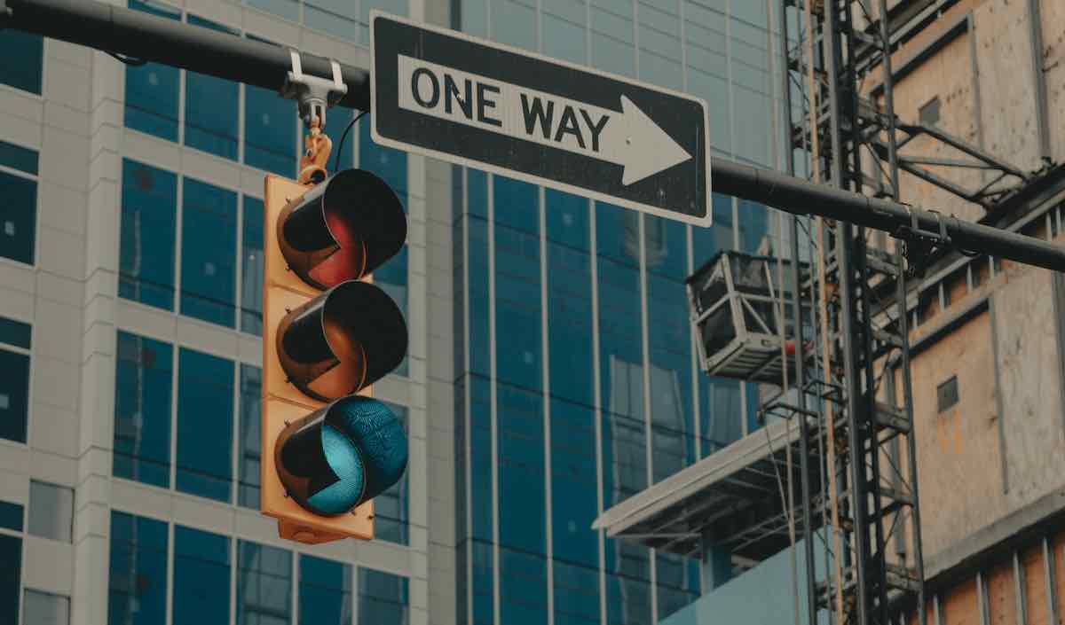 Stoplight with one way arrow.